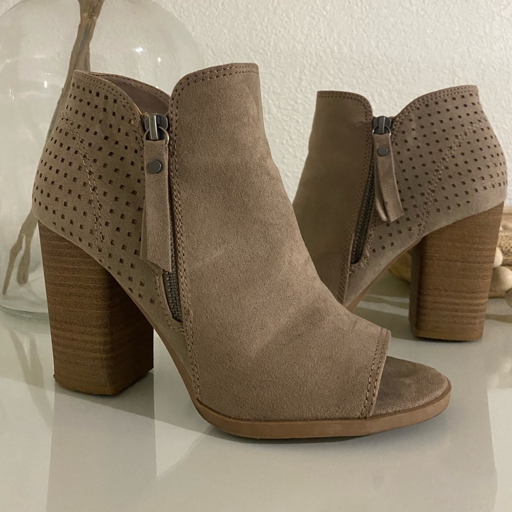 UNIVERSAL THREAD BOOTIES SIZE 7 WOMEN